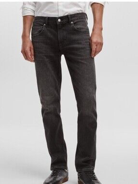 Mode of One Men's Jeans in a Relaxed Fit and straight leg cut. Size 31